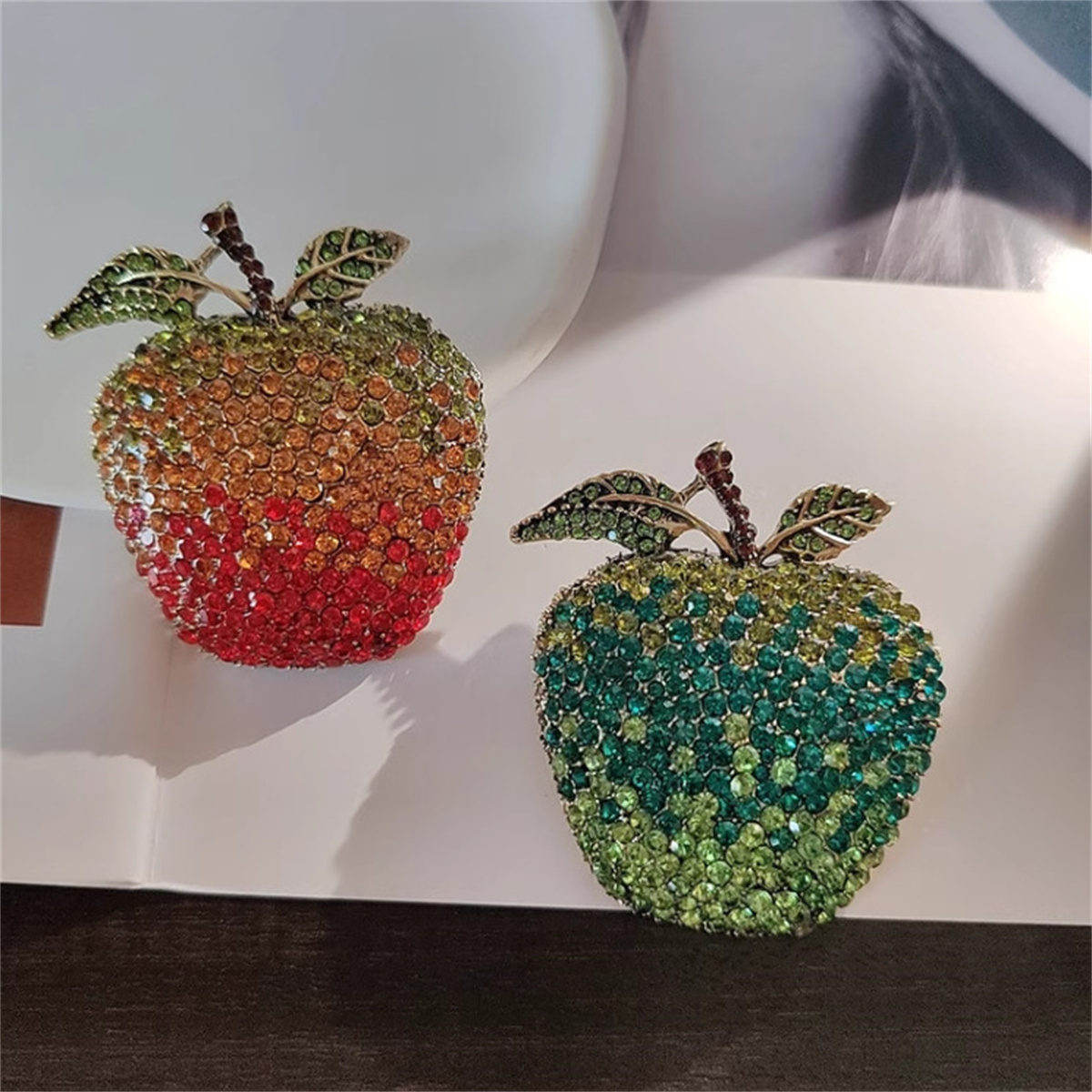 Literary Retro Apple Brooch Ha - Eve Jewelry & Watches Distribuidor Oficial Rolex recension och pris